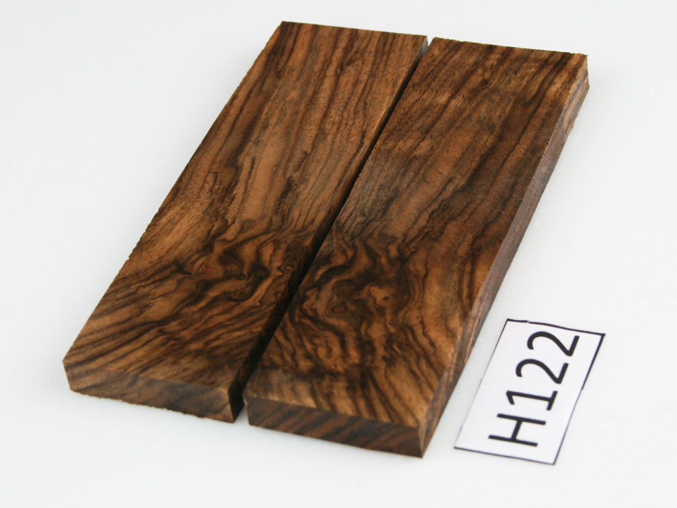 H122 - Messergriffschalen