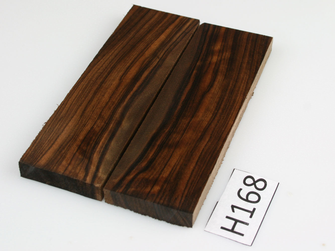 H168 - Messergriffschalen