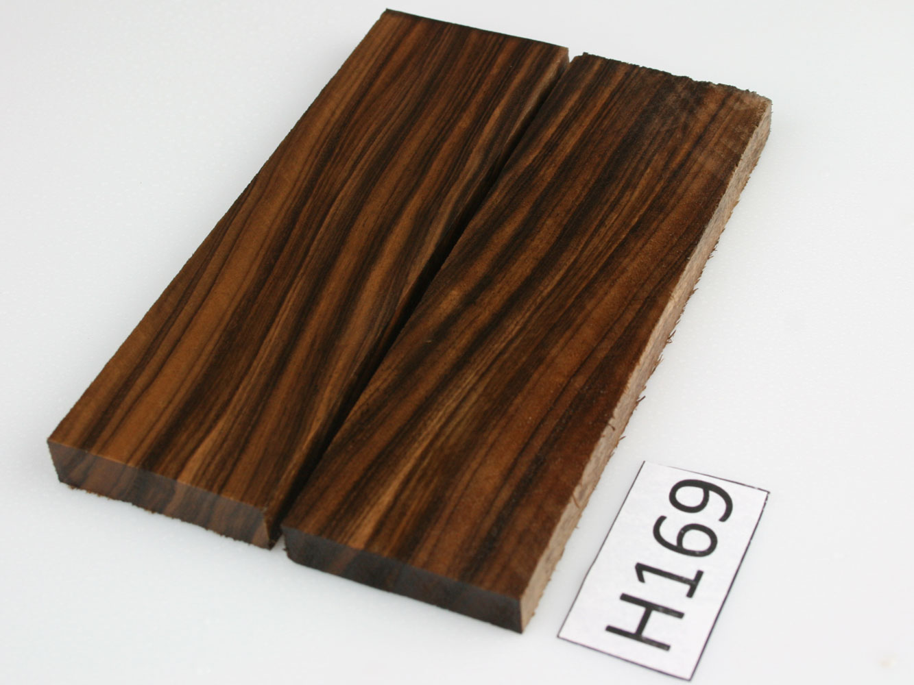 H169 - Messergriffschalen