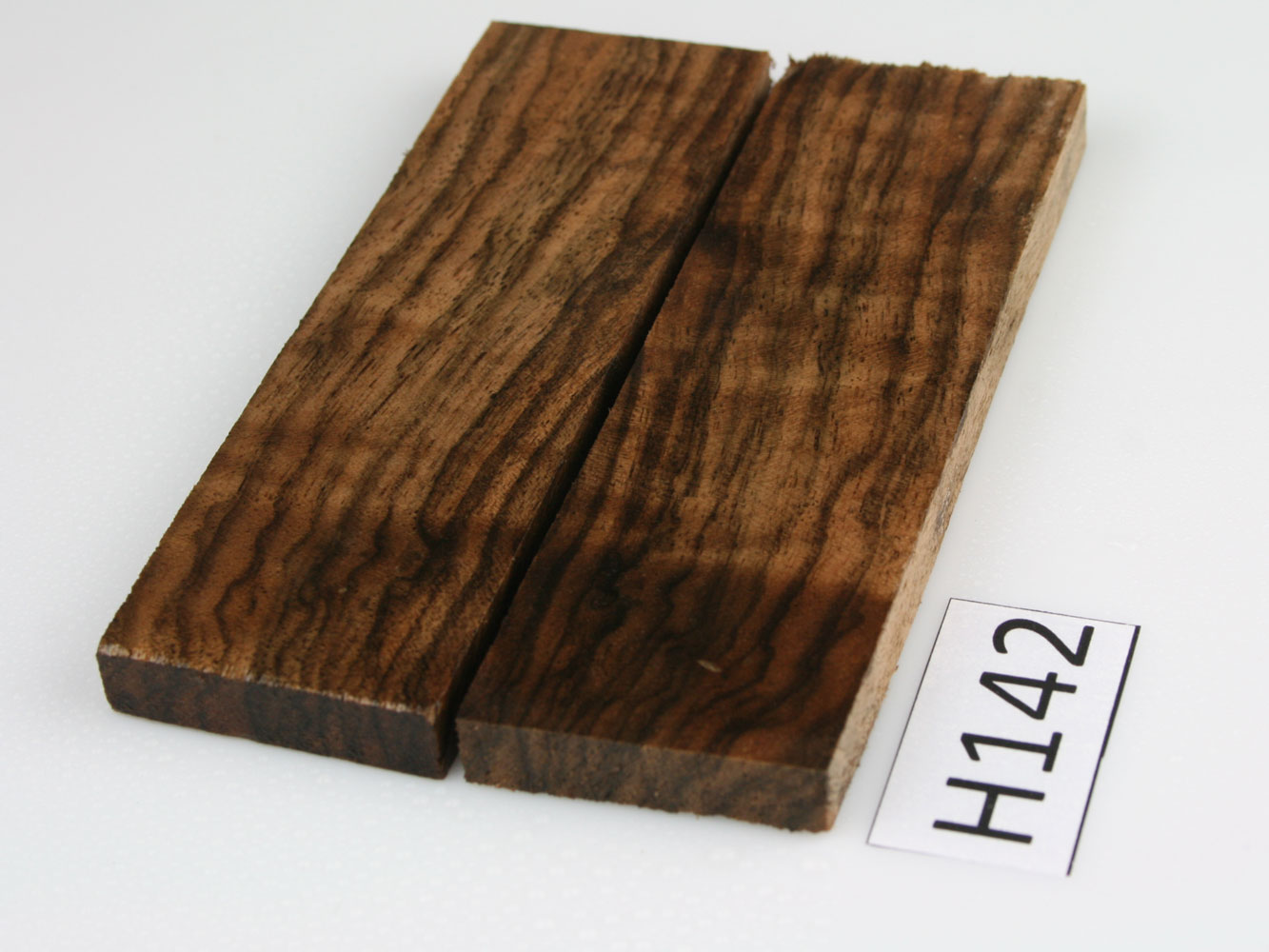 H142 - Messergriffschalen