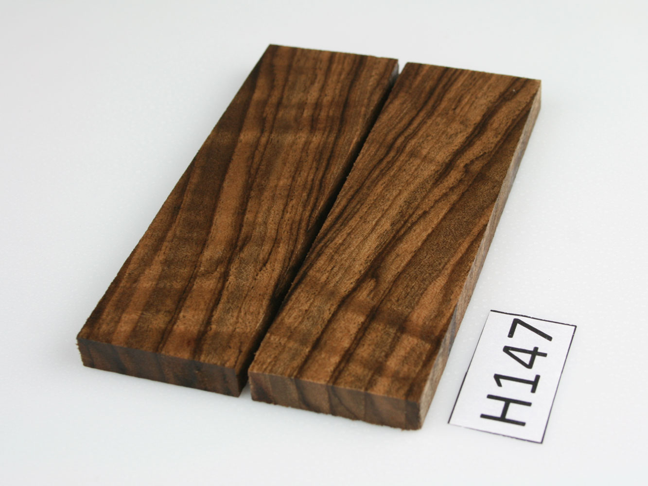H147 - Messergriffschalen